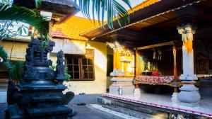 a building with a bench in front of it at Leyeh Leyeh Homestay in Canggu