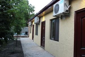 Clădirea în care este situat/ăhanul