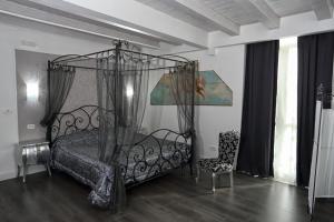 Un pat sau paturi într-o cameră la Angels'Home