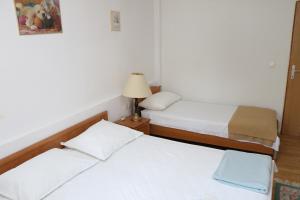 2 camas en una habitación pequeña con lámpara en Apartment Grgas-Tucilo, en Zablaće