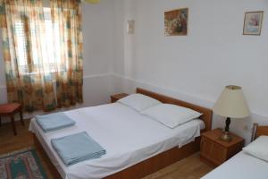 Dormitorio pequeño con 2 camas y lámpara en Apartment Grgas-Tucilo, en Zablaće