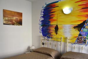 una camera da letto con un dipinto sul muro di Affittacamere Fonseca Naples a Napoli
