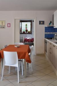 una cucina e una sala da pranzo con tavolo e sedie di Affittacamere Fonseca Naples a Napoli