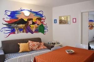 uma sala de estar com um sofá e uma pintura na parede em Affittacamere Fonseca Naples em Nápoles