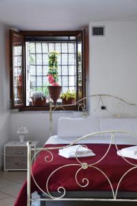 una camera con un letto con una coperta rossa di Affittacamere Fonseca Naples a Napoli