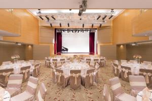 un salón de banquetes con mesas blancas y sillas blancas en Noah’s Ark Hotel & Resort en Hong Kong