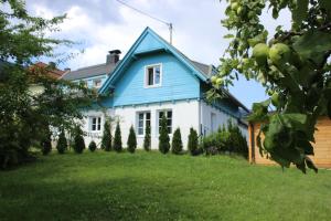 ボーデンスドルフにあるBlaues Haus Ferienwohnung Bodensdorf Ossiacher See Gerlitzen Alpeの青白の家