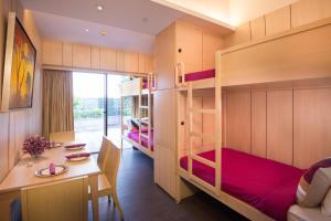 Rúm í herbergi á Noah’s Ark Hotel & Resort