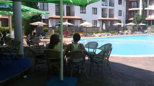 Bazén v ubytování Family hotel Apolon nebo v jeho okolí