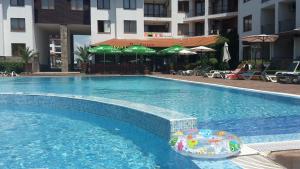 Bazén v ubytování Family hotel Apolon nebo v jeho okolí