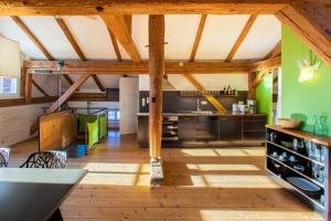 ベルナウ・アム・キームゼーにあるZeitraumferienの木製の梁と床が特徴の広いキッチン