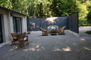 een groep stoelen op een grindpatio bij Domaine Shambala - Piscine Naturiste in Velaux