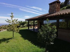 エル・アレナルにあるCasa Rural Refugio Los Perdigonesの草原の中の宮殿