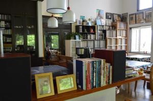 una habitación con un montón de libros en un estante en Haiji, en Shizukuishi