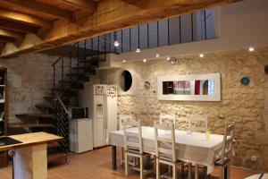 a kitchen and dining room with a table and chairs at Saint James House in Pons
