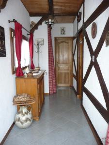 pasillo con mesa y puerta de madera en Gite de la Streng, en Ribeauvillé