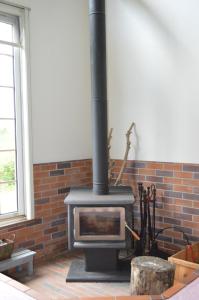 Una chimenea en una habitación con una pared de ladrillo en Haiji, en Shizukuishi