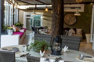 Un comedor con mesa y sillas en Village Boutique Hotel, en Otjiwarongo
