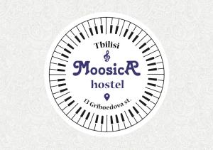 une étiquette pour un instrument de musique avec clavier de piano dans l'établissement Moosica Hostel, à Tbilissi