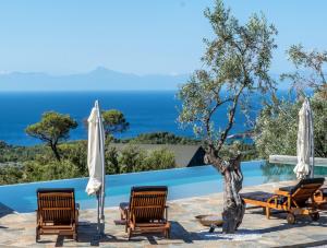 Πισίνα στο ή κοντά στο The Infinity 180 Luxury Suites