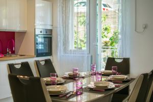 mesa de comedor con sillas y mesa y cocina en Lucia, en Šibenik