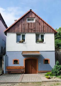 niebiesko-biały dom z brązowym dachem w obiekcie Sklep u Malíků w mieście Dürnholz