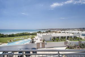 een luchtzicht op een resort met een zwembad bij Modica Beach Resort in Marina di Modica