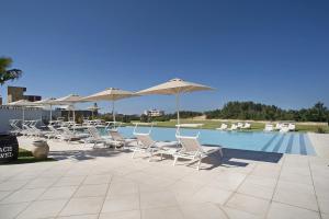 Bazén v ubytování Modica Beach Resort nebo v jeho okolí