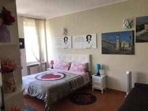um quarto com uma cama com almofadas cor-de-rosa em Centralhouse em Spoleto