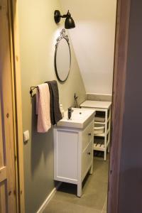 a bathroom with a sink and a mirror at Jadą Goście in Piasek