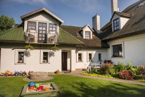 una casa con jardín en el patio en Jadą Goście en Piasek