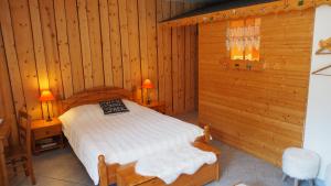 เตียงในห้องที่ Chambres d'hôtes Olachat proche Annecy