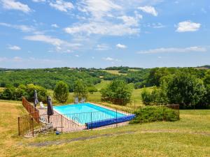 un’immagine di una piscina in un campo di House with private, heated swimming pool and nature park, beautiful views a Saint-Cernin