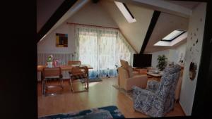 sala de estar con mesa y sillas en Ferienwohnung Berger, en Bad Bergzabern