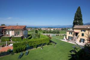 an aerial view of the gardens of a villa at Casa Lorenzo in Bardolino