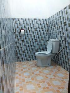 Bilik mandi di Nanda Homestay
