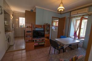 Η κουζίνα ή μικρή κουζίνα στο Anastasia 3 +10 φωτογραφίες