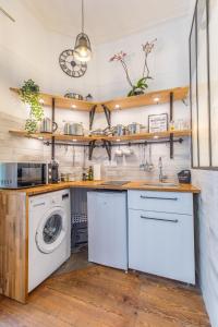 lavadero con lavadora y secadora en Studio Clemenceau, en Aix-les-Bains