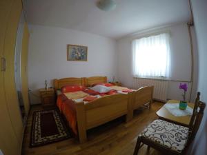 a bedroom with a bed and a window at Apartman Matej in Otočac