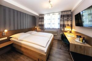 Postel nebo postele na pokoji v ubytování Gasthaus zum Ochsen