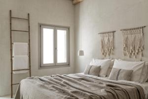 納烏薩的住宿－Giacomo Home by Rocks Estates，白色的卧室设有一张大床和一个窗户