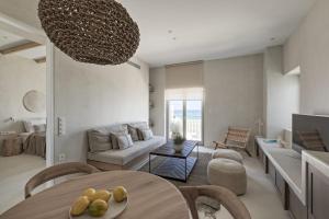 納烏薩的住宿－Giacomo Home by Rocks Estates，客厅配有桌子和沙发