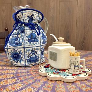 ボルィースピリにあるSweet-Mの青と白の花瓶2本、テーブルの上に置かれたティーポット