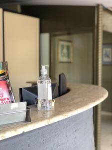 uma garrafa de sabão em cima de um balcão em Hotel Pousada Marista em Goiânia