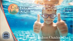 un chico en una piscina dando los pulgares hacia arriba en The Carlton Lodge, en Adrian