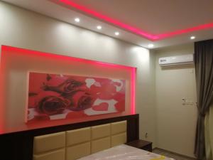 a room with a painting of roses on the wall at Al Worod Al Thahabia Chalets in Abha