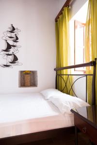 a small bedroom with a bed and a window at Studio Eleni in Mýkonos City