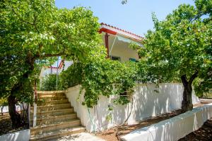 uma escada em frente a uma casa com árvores em Haus Manya in Lassy em Lassi