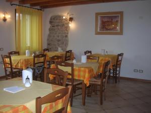 Reštaurácia alebo iné gastronomické zariadenie v ubytovaní Agriturismo Colombarola