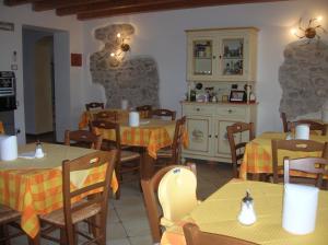 Reštaurácia alebo iné gastronomické zariadenie v ubytovaní Agriturismo Colombarola